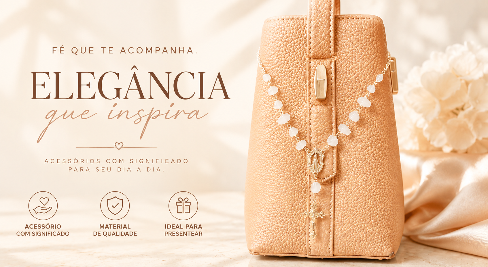 Fé que te acompanha — Elegância que inspira. Terço de bolsa em pedras naturais preso a uma bolsa de couro caramelo.